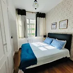Jumpinbed - Edificio Guarau - Sala e quarto a 150 metros da praia de Copacabana