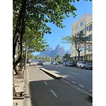 Jumpinbed - Edificio Guarau - Sala e quarto a 150 metros da praia de Copacabana