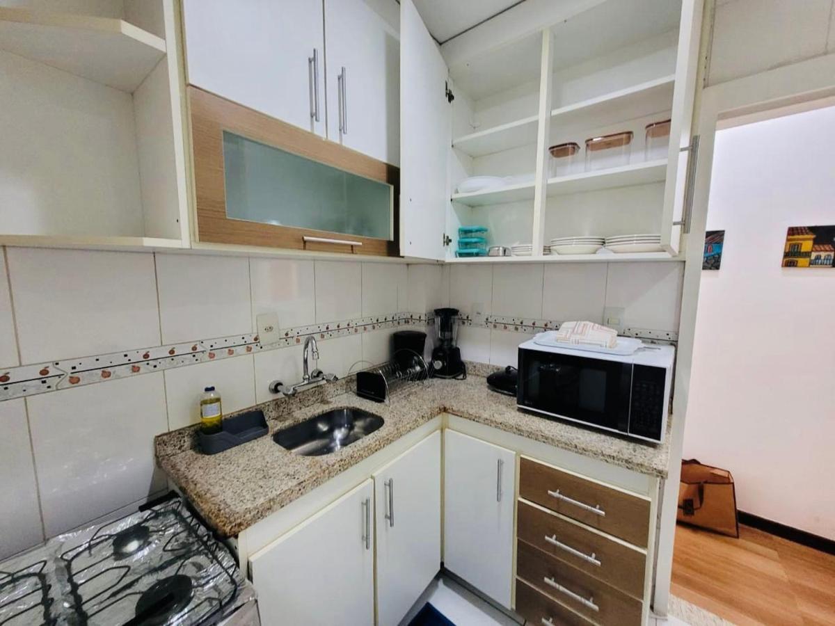 Jumpinbed - Edificio Guarau - Sala e quarto a 150 metros da praia de Copacabana *